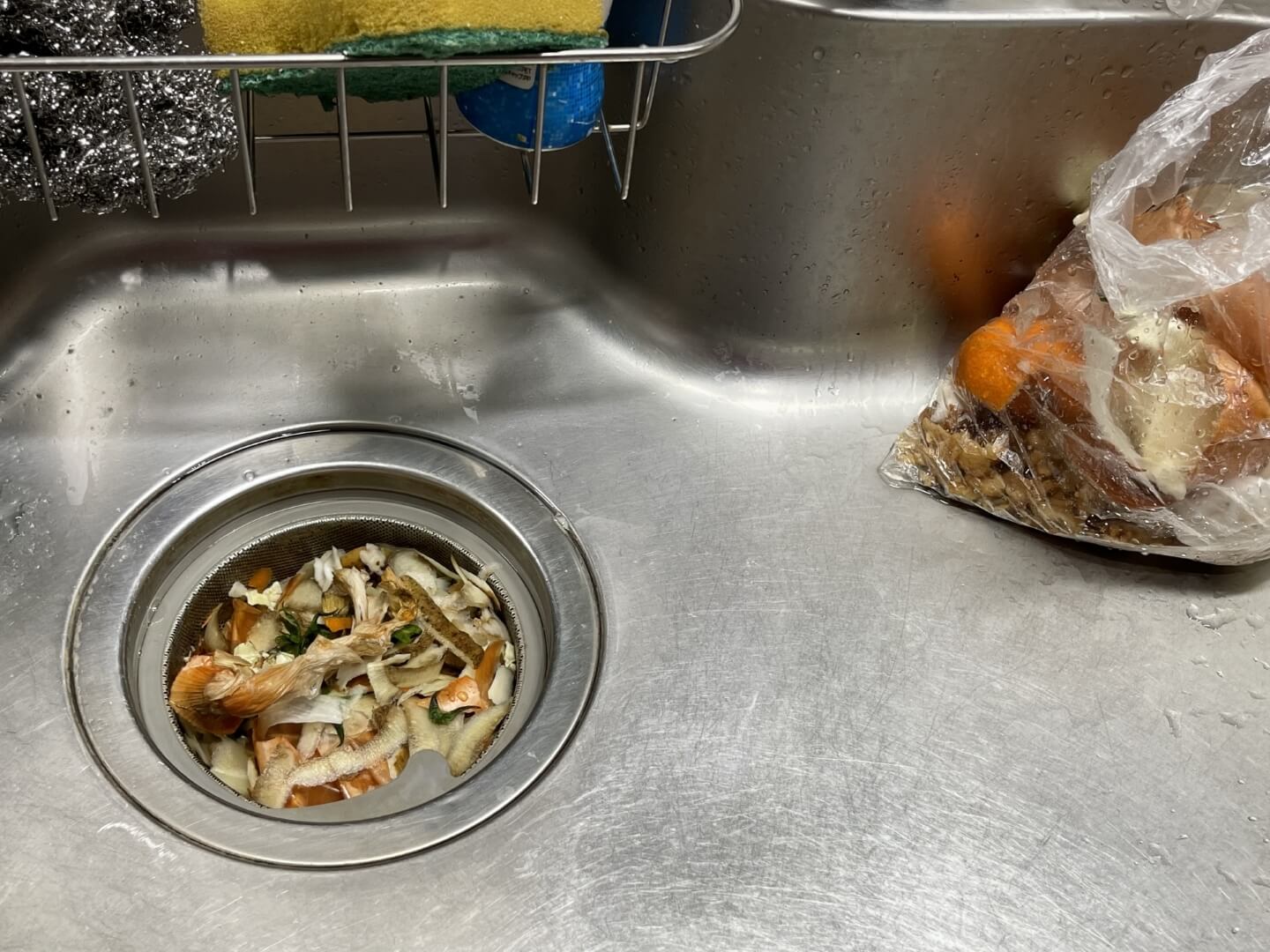 排水口に食材がつまっている