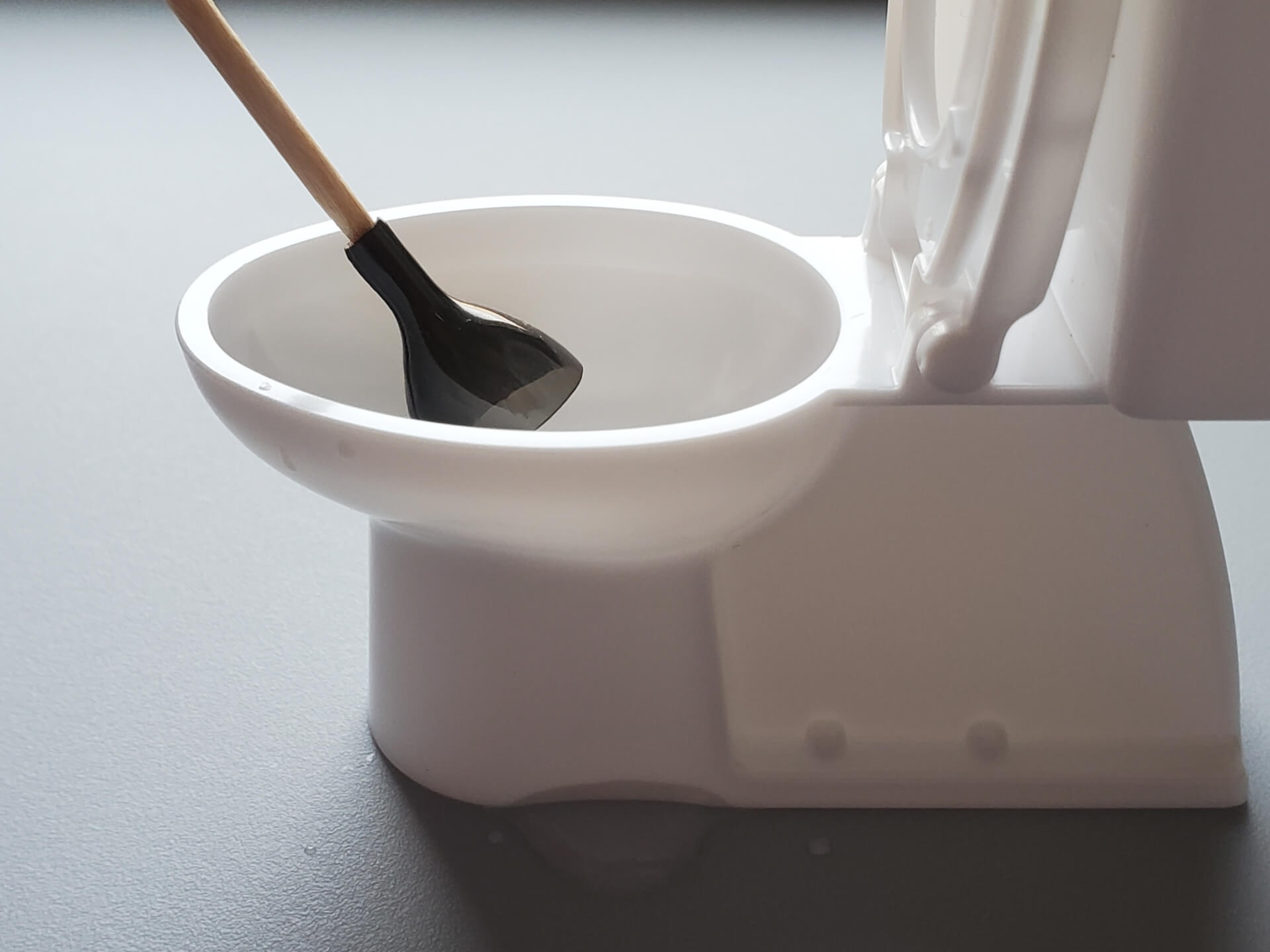 トイレのつまりをラバーカップで改善している様子